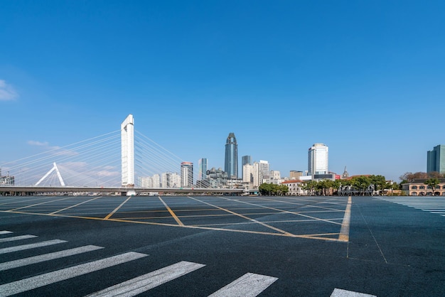 Straßen- und moderne stadtgebäude gestalten die skyline landschaftlich