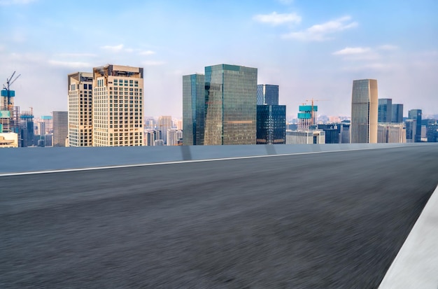 Straßen- und moderne Stadtgebäude gestalten die Skyline landschaftlich