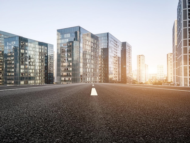 Straßen- und moderne Stadtgebäude gestalten die Skyline landschaftlich