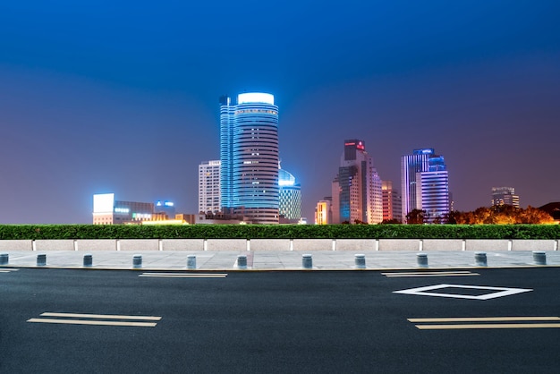 Straßen- und moderne Stadtgebäude gestalten die Skyline landschaftlich