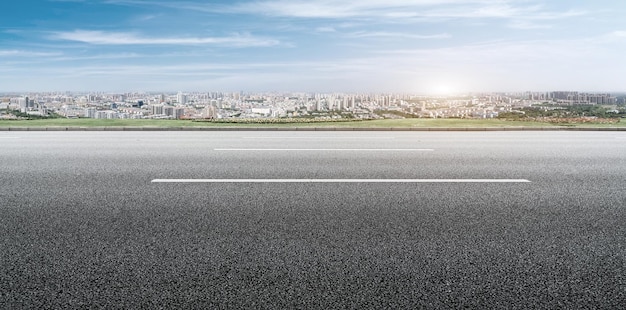 Straßen- und moderne Stadtgebäude gestalten die Skyline landschaftlich