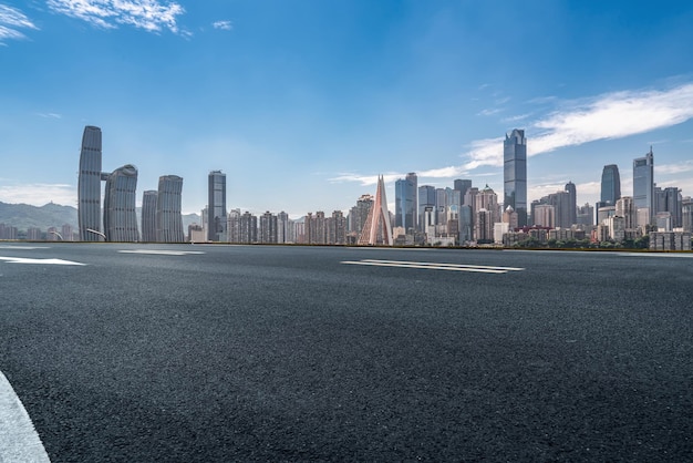 Straßen- und moderne Stadtgebäude gestalten die Skyline landschaftlich