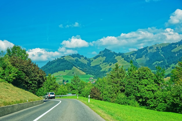 Straßen- und Voralpenberge im Bezirk Greyerz, Kanton Freiburg in der Schweiz