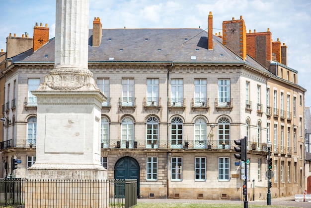 Straßenansicht auf dem Marechal-Foch-Platz mit Louis-Säule während des sonnigen Morgens in der Stadt Nantes in Frankreich