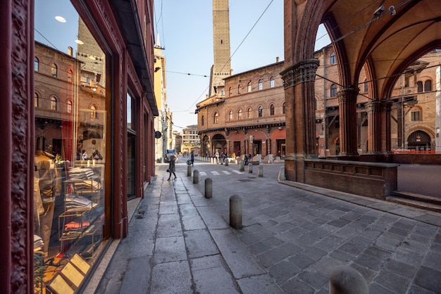Straßenansicht der Altstadt von Bologna in Italien