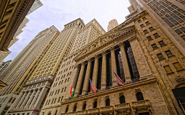 Straßenansicht der New York Stock Exchange oder NYSE an der Wall Street im Financial District von Lower Manhattan, New York, USA. Skyline und Stadtbild mit Wolkenkratzern in den Vereinigten Staaten von Amerika, NYC, US