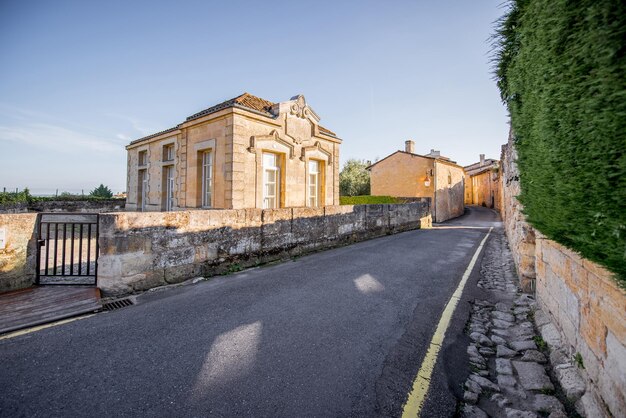 Straßenansicht im Dorf Saint Emilion während des Sonnenuntergangs in Frankreich