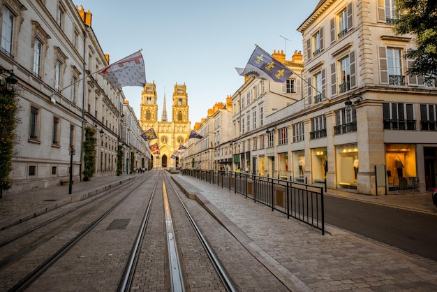 Straßenansicht mit berühmter Kathedrale während des Sonnenuntergangs in Orleans-Stadt in Zentralfrankreich