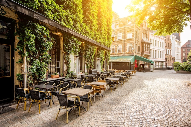 Straßenansicht mit Caféterrasse während des Morgens in Antwerpen-Stadt in Belgien
