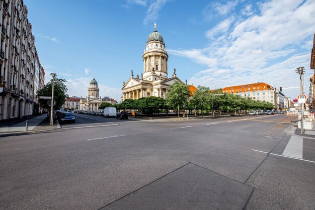 Straßenansicht mit französischer Kathedrale während des Morgenlichts in Berlin-Stadt