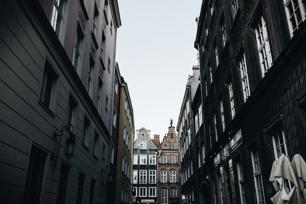 Straßenansicht mit Gebäuden in der Altstadt von Danzig, Polen