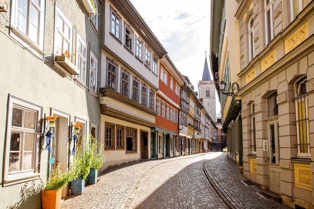 Straßenansicht mit Kirchturm in der Altstadt von Erfurt in Deutschland