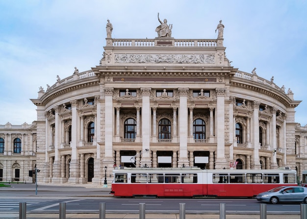 Straßenansicht mit öffentlicher Straßenbahn in der Nähe des Burgtheaters im Hofburg-Komplex in der Altstadt von Wien, Österreich. Innere Stadt in Wien in Europa. Stadtbild. Wahrzeichen des Theatergebäudes. Theaterarchitektur.