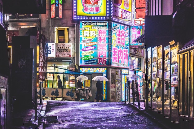 Straßenansicht von Gebäuden mit beleuchteten Plakaten in der Stadt