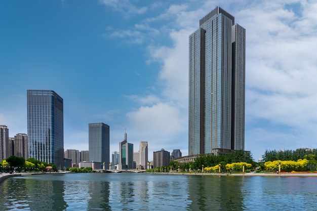 Straßenansicht von modernen gebäuden entlang des haihe-flusses in tianjin