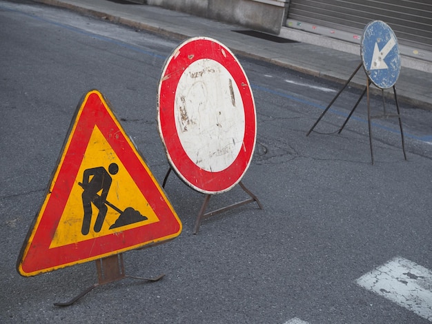 Straßenarbeiten und kein Fahrzeugzeichen