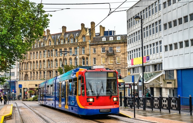 Straßenbahn an der Station Cathedral in Sheffield, South Yorkshire, England