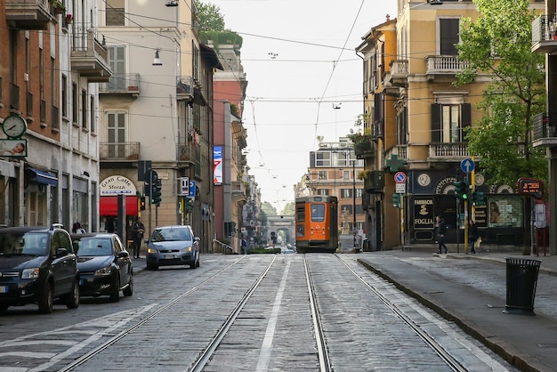 Straßenbahn auf der Straße entlang von Gebäuden