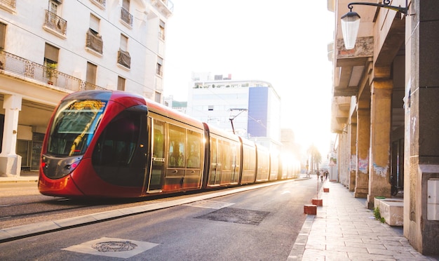 Straßenbahn auf der Straße in der Stadt gegen den Himmel