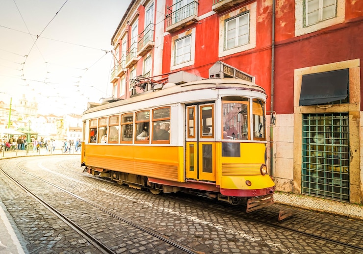 Foto straßenbahn auf schmaler straße von alfama lissabon