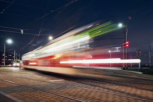 Foto straßenbahn in bewegung station des öffentlichen nahverkehrs in der nacht prag tschechische republik