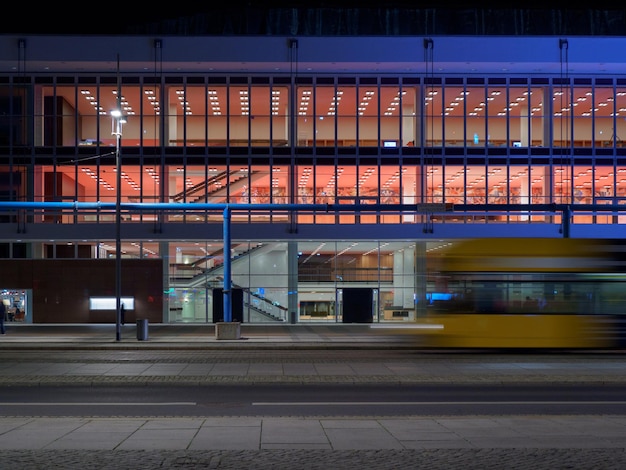 Straßenbahn in Bewegung vor der Konzerthalle Dresden