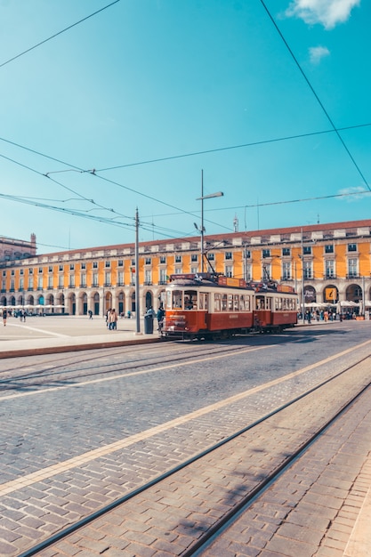 Straßenbahn in den Straßen von Lissabon