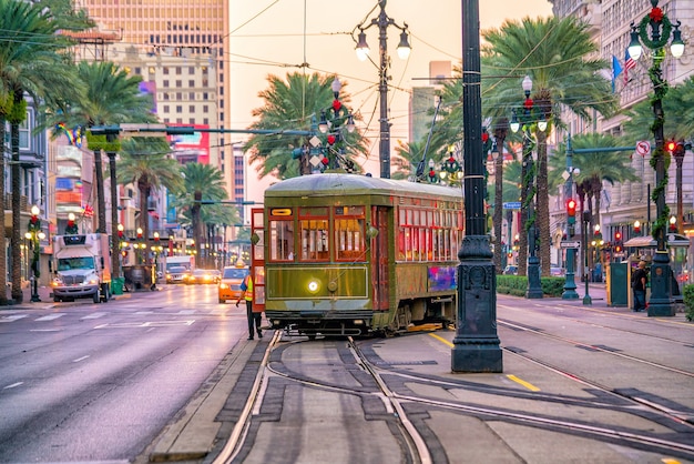 Straßenbahn in der Innenstadt von New Orleans, USA in der Dämmerung