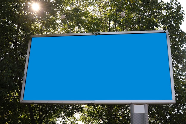 Straßenbanner Billboard leer auf dem Hintergrund von Bäumen und Sonne Platz für Text-Mockup