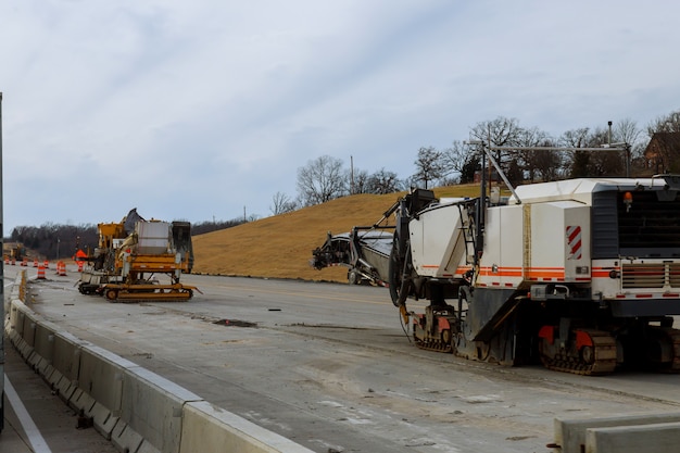 Straßenbaumaschinen arbeiten an einer neuen Reparaturroute für den Straßenbau