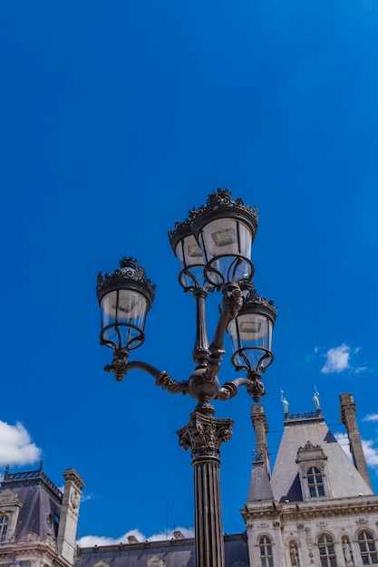 Straßenbeleuchtung bei Hotel de Ville (Rathaus) in Paris