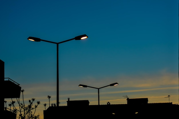 Foto straßenbeleuchtung gegen den himmel