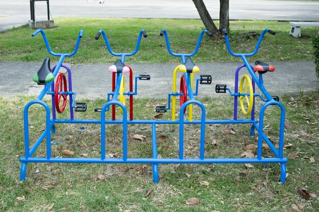 Straßenblaues Trainingsgerät im Park.