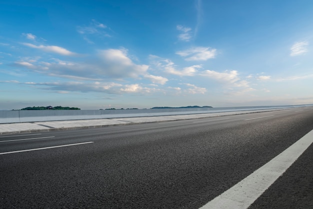 Straßenboden und Himmelswolkenlandschaft