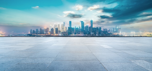 Straßenboden und moderne architektonische Landschaftsskyline der chinesischen Stadt