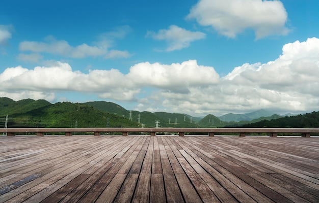 Straßenboden und Naturkulisse im Freien