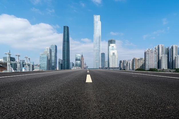 Straßenboden und städtische architektonische Landschaft