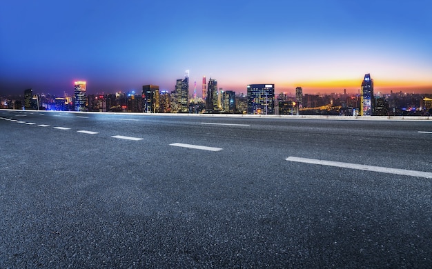 Straßenboden und städtische architektonische Landschaft