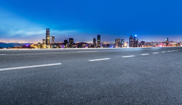 Straßenboden und städtische architektonische Landschaft
