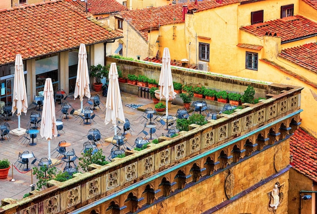 Straßencafé auf dem Dach eines Gebäudes in Florenz, Italien