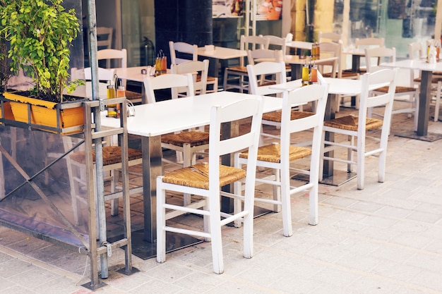 Straßencafé. Gemütliches Café im Freien in Europa