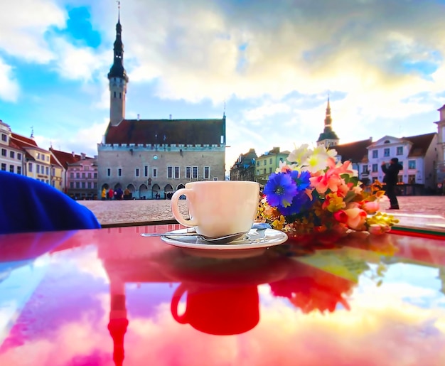 Straßencafé Glas Wein und Tasse Kaffee auf dem Tisch in der Altstadt von Tallinn