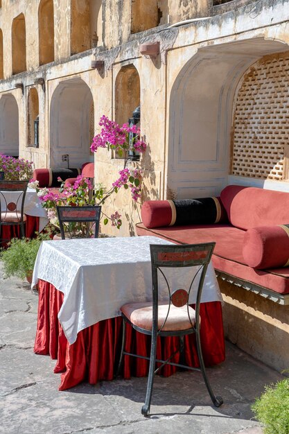 Straßencafé in der Altstadt draußen in Jaipur Rajasthan Indien Tischsofa und Stühle in der Nähe der alten Mauer