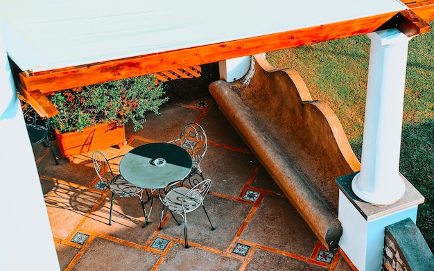 Straßencafé und Restaurant Tisch und Stuhl auf der Insel Capri in Italien in Neapel. Landschaft mit Terrasse Cafeteria an der italienischen Küste. Anacapri in Europa. Sommer. Amalfi-Landschaft. Amalfina-Küste.