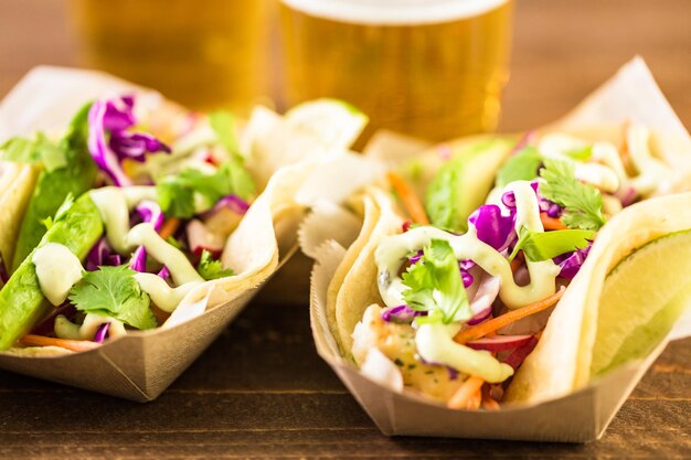 Straßenfisch-Tacos mit Kabeljau in einer Speiseschale aus recyceltem Papier.
