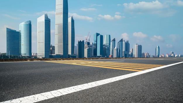 Straßengrund und moderne architektonische Landschafts-Skyline der chinesischen Stadt
