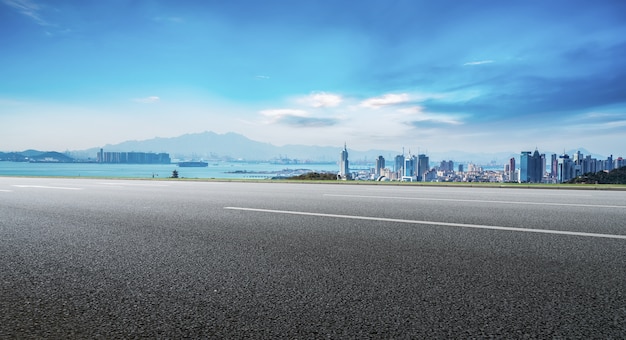 Straßengrund und moderne architektonische Landschafts-Skyline der chinesischen Stadt