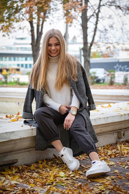 Straßenherbstporträt der schönen Blondine