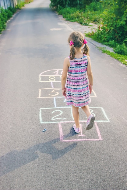 Straßenkinderspiele in Klassikern. Selektiver Fokus