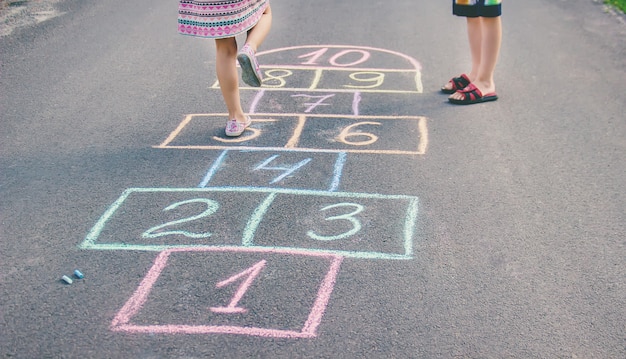 Straßenkinderspiele in Klassikern. Selektiver Fokus